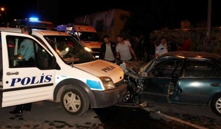Polis Aracıyla Otomobil Çarpıştı: Biri Polis Memuru 3 Yaralı