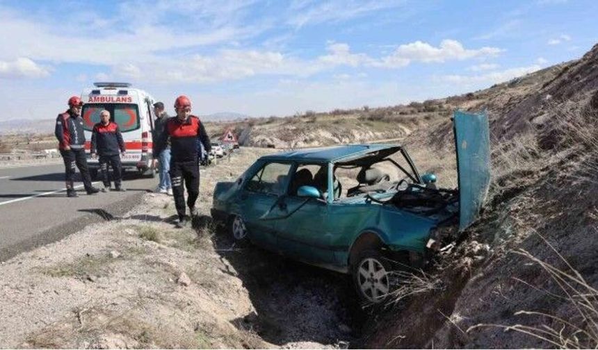 Refüje Çarpıp Karşı Şeride Geçen Araç Şarampole Devrildi