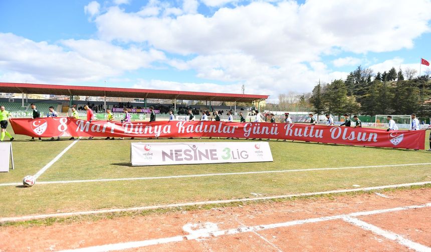 Sahada anlamlı mesaj: “8 Mart Dünya Kadınlar Günü Kutlu Olsun”