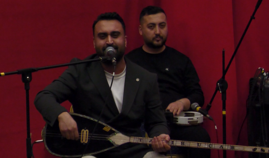 “Neden Sahne Almıyor?” Dediler… Tahir Uçar’dan Sahne Üstünde Yanıt