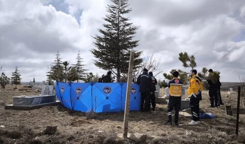Mezarlık ziyaretinde boşanma aşamasındaki eşine kurşun sıktı