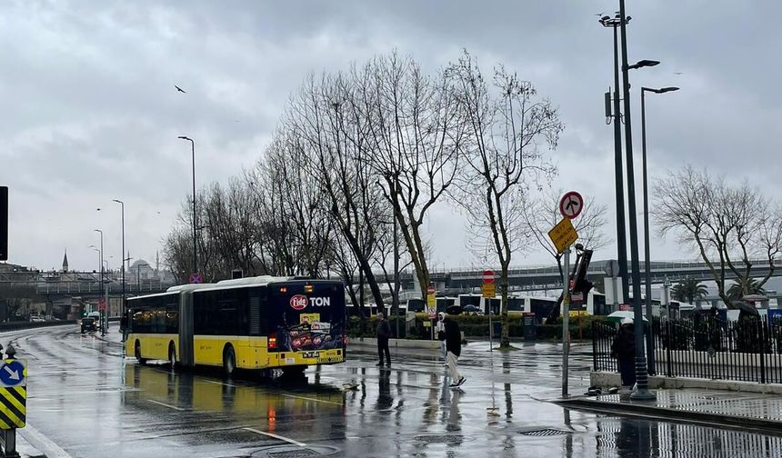 U Dönüşü Sırasında Işıklara Çarptı