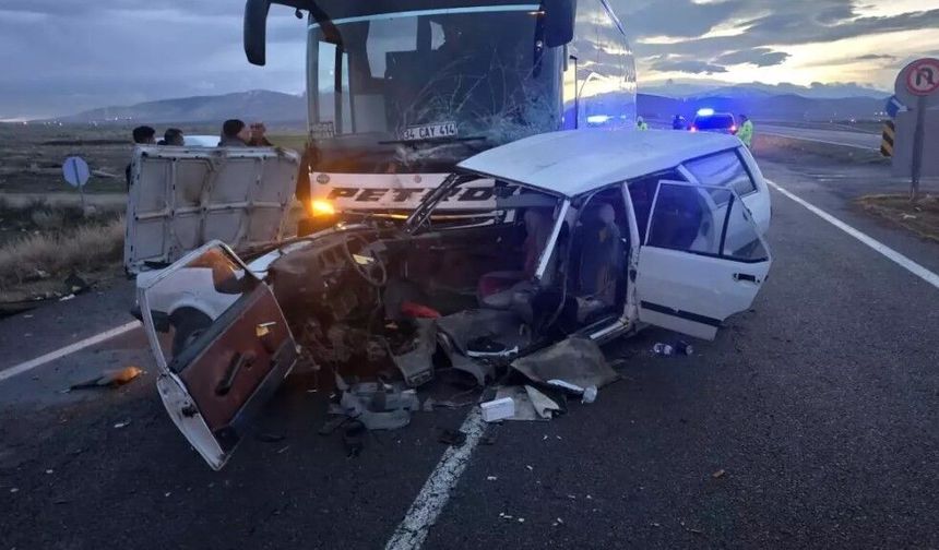 Yolcu otobüsüyle otomobil çarpıştı: 1 öldü, 2 yaralı