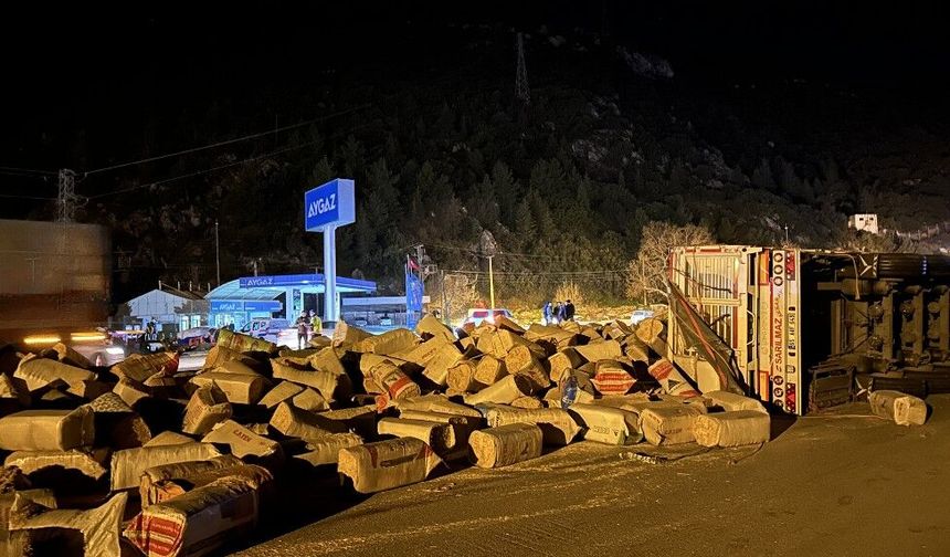 Saman Yüklü Tır Şarampole Uçtu: 1 Yaralı