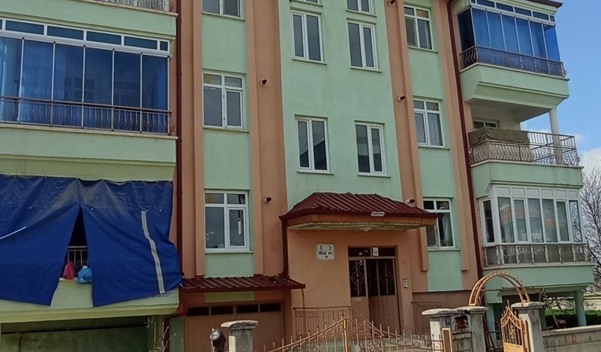 3 Yaşındaki Çocuk Üçüncü Kattan Düştü