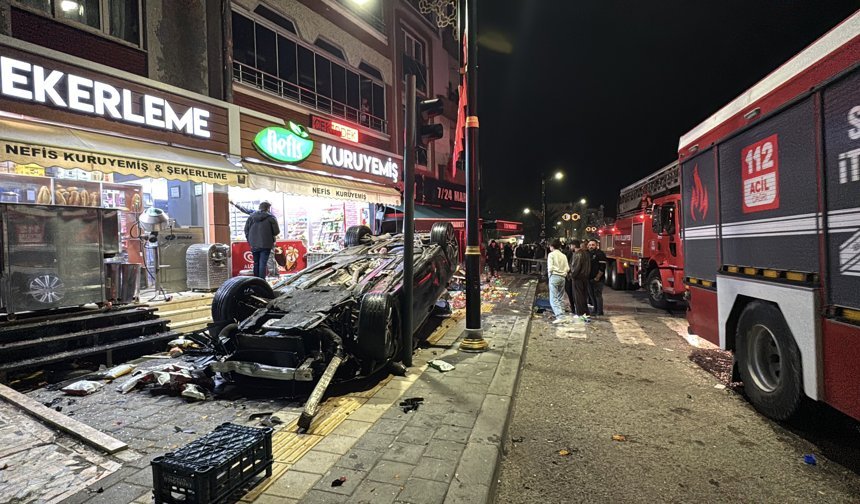 Kontrolden Çıkan Araç Market ve Kuruyemiş Dükkanına Çarptı