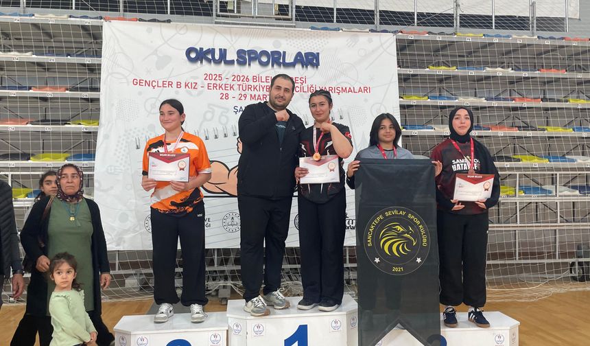 Altın bilekler sahnede, Urfa’da Kırşehir fırtınası!