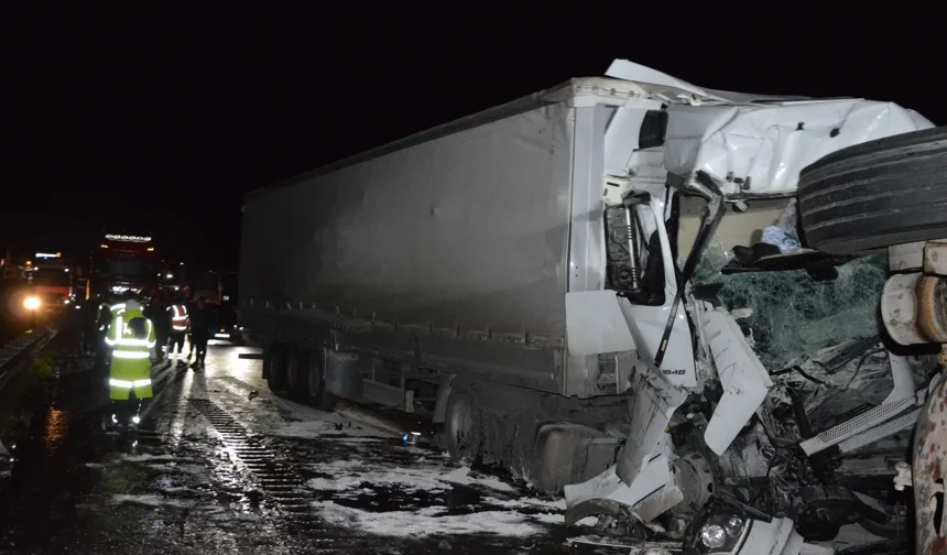 Çarpışan Tırlarda 1’i Çocuk 3 Yaralı