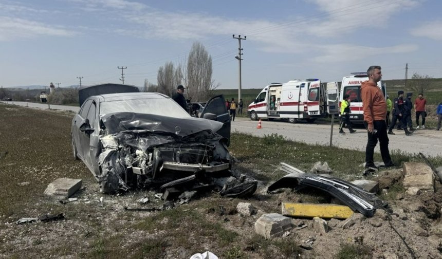 Kavşakta çarpışan otomobillerde can pazarı