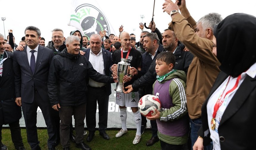 2. Lig'e Yükselen 12 Bingöl Spor, Kupasını Aldı