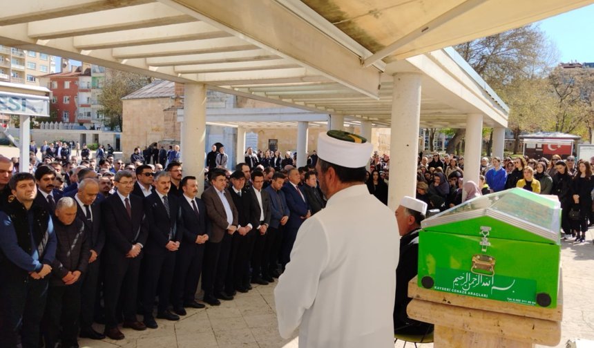 Kırşehir'de boğazına çilek kaçan 2,5 yaşındaki Mustafa Kemal son yolculuğuna uğurlandı