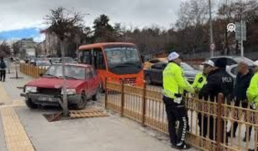 Otomobil Minibüsten İnen Yolculara Çarptı: 5 Yaralı