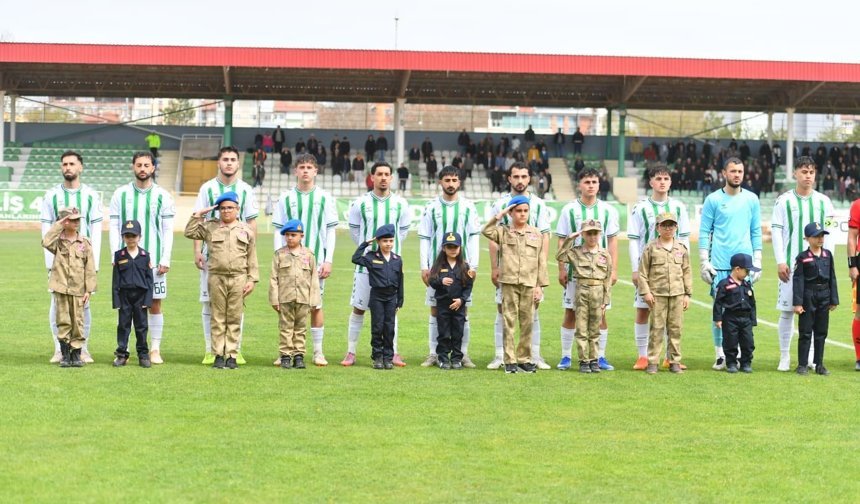 Kırşehir'de duygulandıran anlar!.. Sahaya çıkan çocuklar tribünleri ayağa kaldırdı