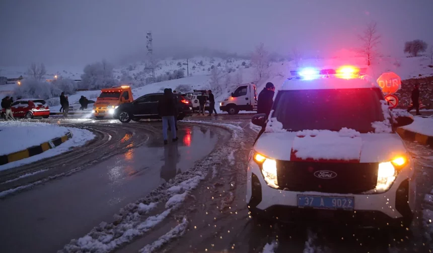 Trafik Felç: 10 Aracın Çarpıştığı Kazada 6 Kişi Yaralı