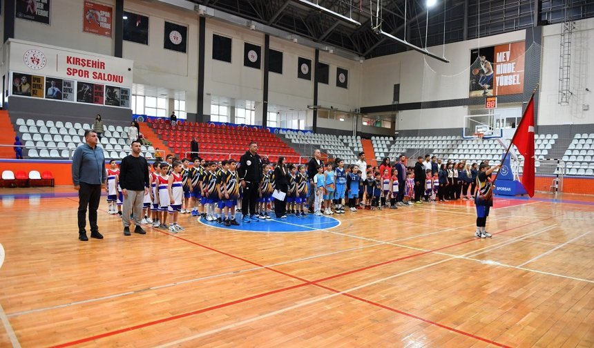 Kırşehir’de 23 Nisan coşkusu spor salonuna taştı