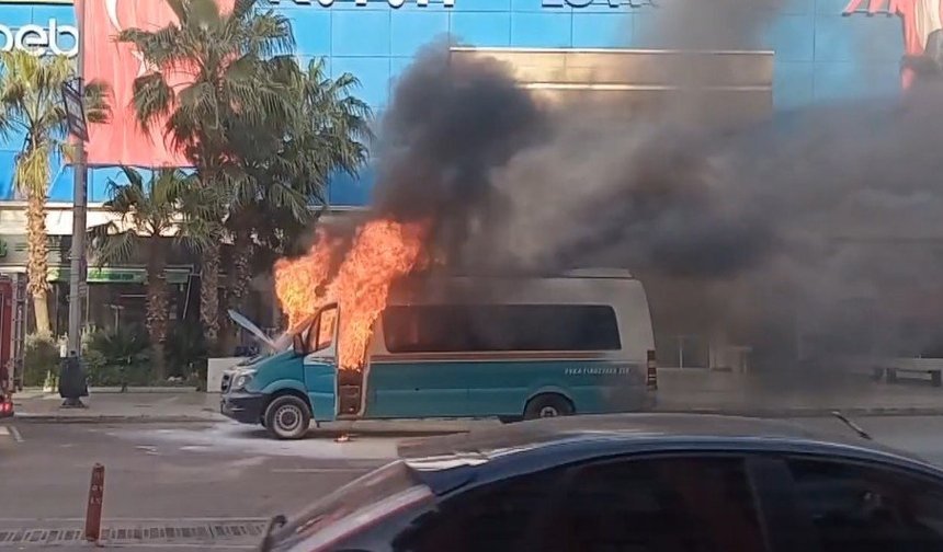 Cep Telefonu Kamerasına Yansıyan Dolmuş Yangını