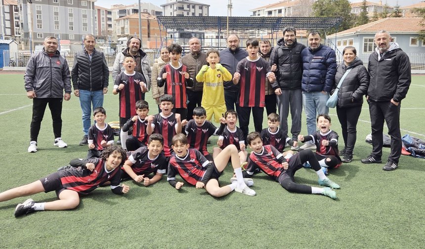 Minik Kramponlar liderliğini sürdürdü