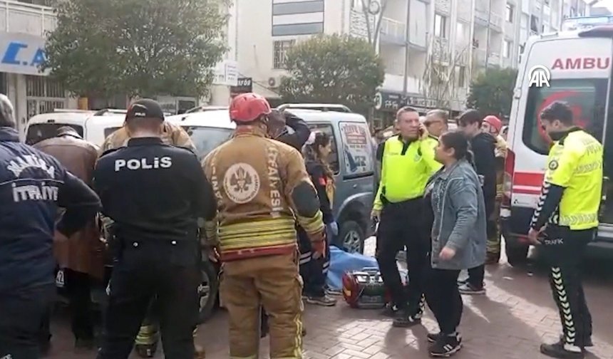 Motosikletli genç kız aracın altında kaldı