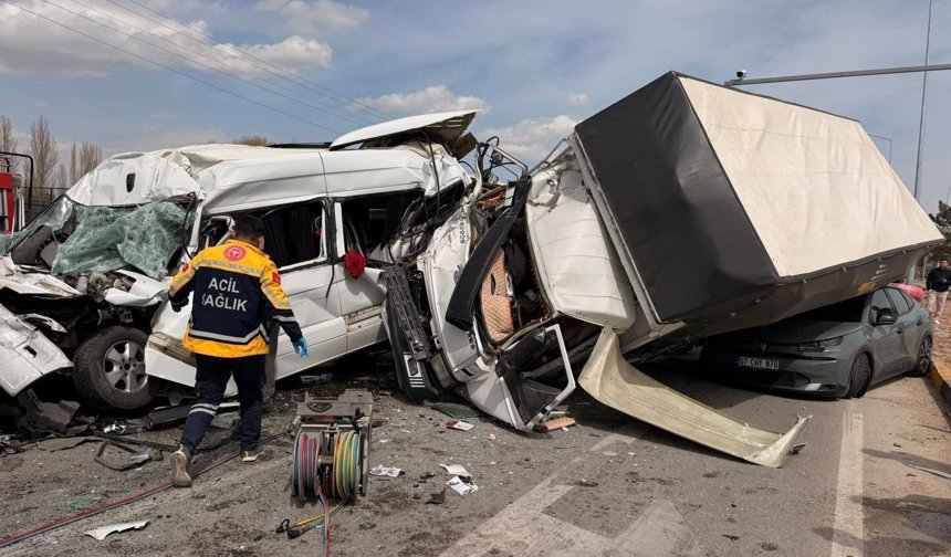 Kırşehir-Mucur yolunda kaza: Freni boşalan tır dehşet saçtı