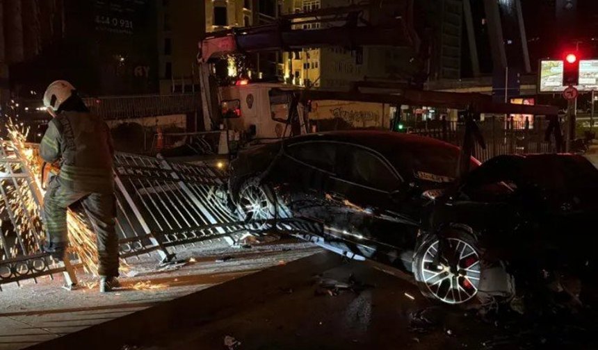 Otomobil Bariyerlere Çarptı: 3 Yaralı