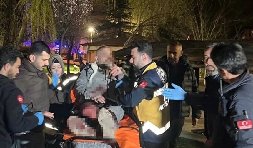 Parkta bıçaklı kavga: 3 kişi yaralı