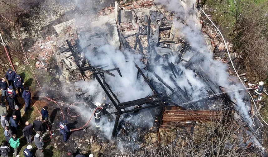 Ahşap Evde Çıkan Yangın Can Aldı