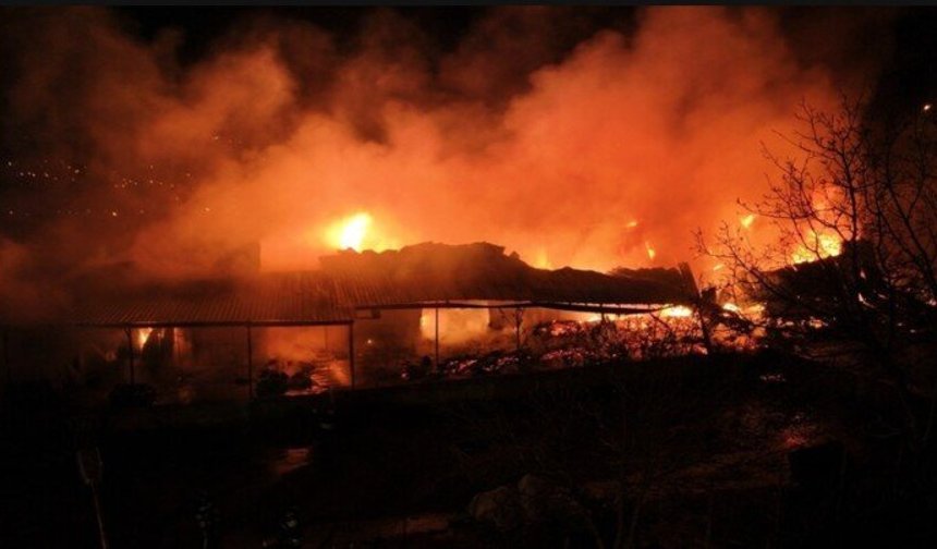 Depoda Çıkan Yangın 2,5 Saatte Söndürüldü