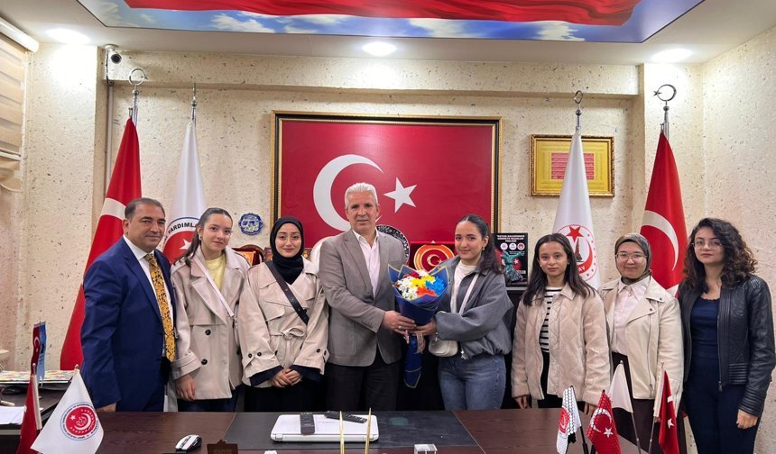 Kırşehir’de öğrencilerden Şehitler Haftası’na anlamlı ziyaret