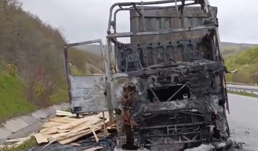 Seyir Halindeki Tır Alevlere Teslim