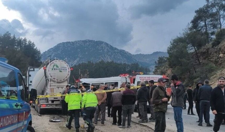 Tarım işçilerini taşıyan minibüs kazasında 7 kişi öldü