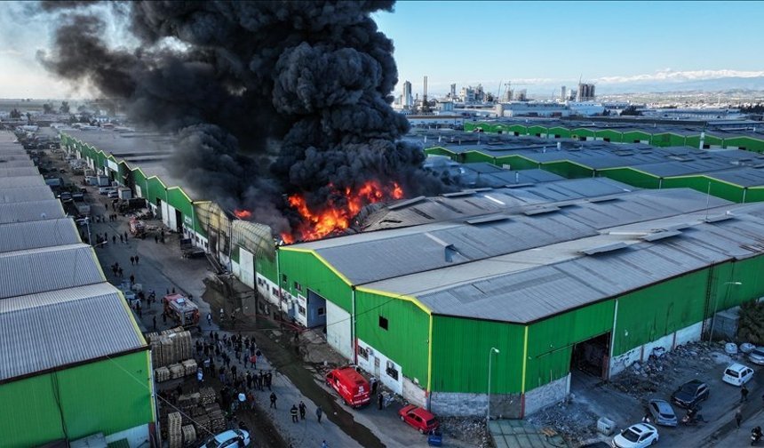 Alevler geri dönüşüm tesisini sardı