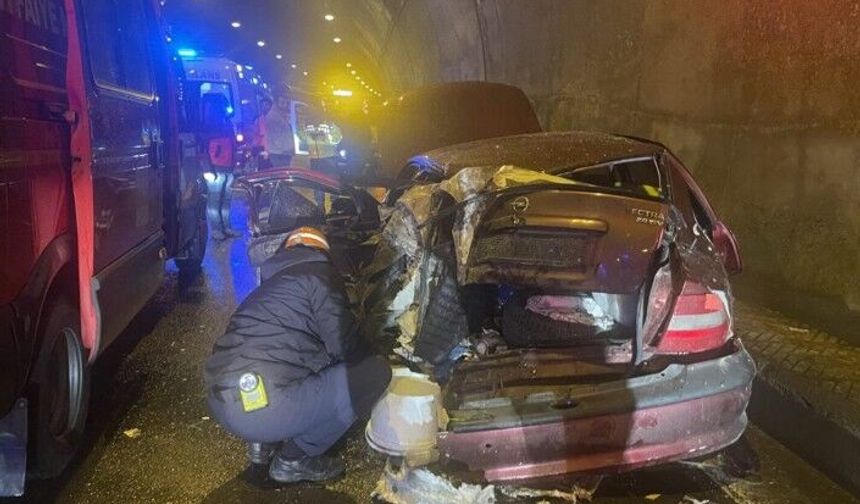 Tır Arızalanan Otomobile Çarptı: 5 Yaralı