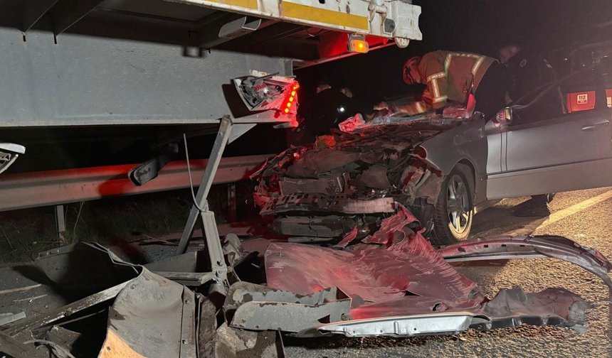 Tıra Çarpan Muhtar Otomobilde Sıkıştı