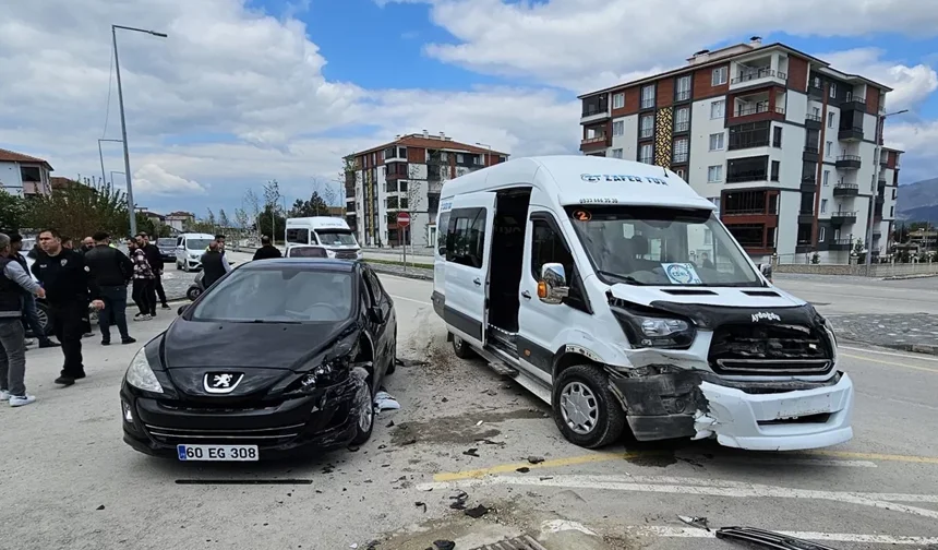 Okul Servisi Kaza Yaptı: 10 Öğrenci Yaralı