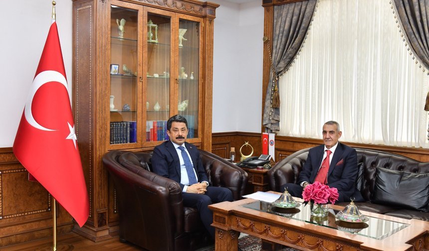 Kırşehir’de Kritik Anket Sonucu Sait Yanık tarafından Vali Demiryürek'e Sunuldu