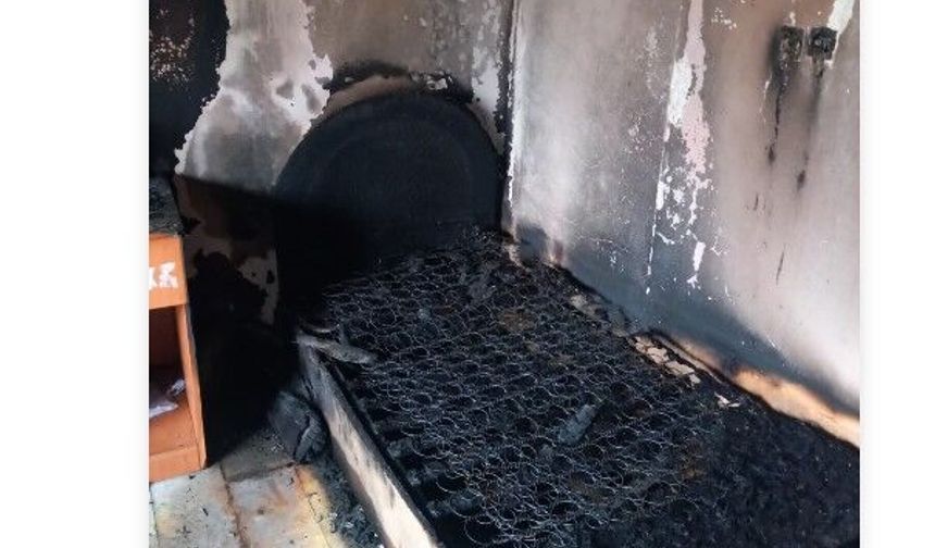 Yıldırım evin çatısına düştü, yangın çıktı!