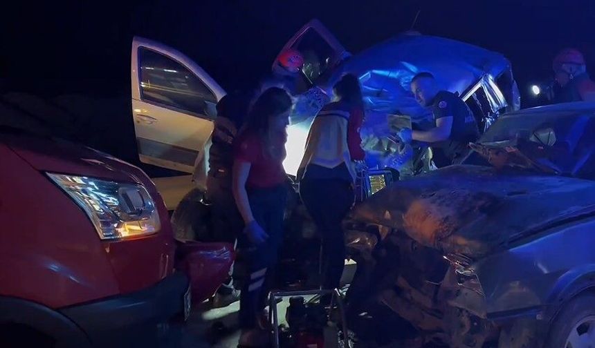 Tır ve İki Araç Çarpıştı: 1  Ölü 3 Yaralı
