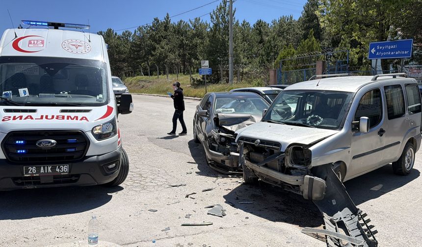 Otomobil ile Hafif Ticari Araç Çarpıştı: 5 Yaralı