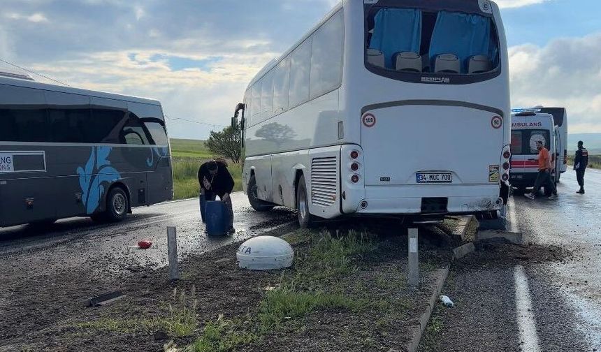 Tur Otobüsü Kontrolden Çıktı: 16 Yaralı