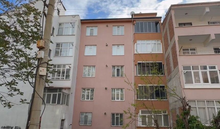 Apartman balkonundan düşen genç kız ağır yaralı