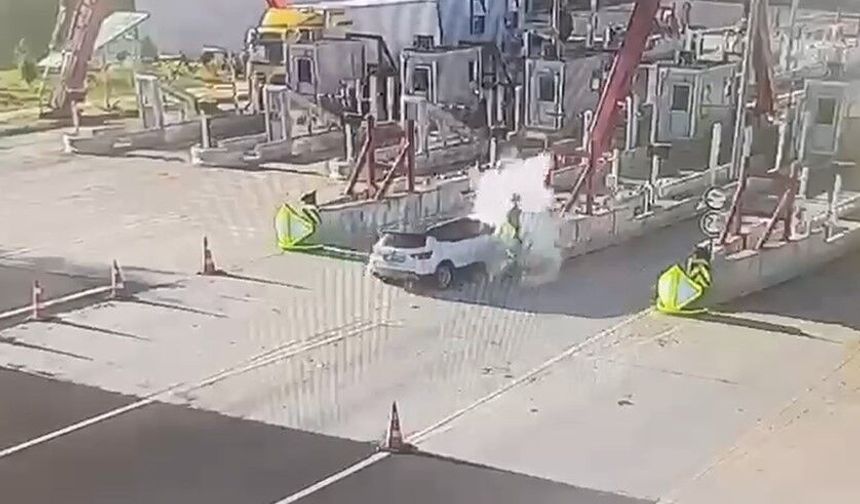 Otomobil Gişelere Çarptı: 1 Ölü