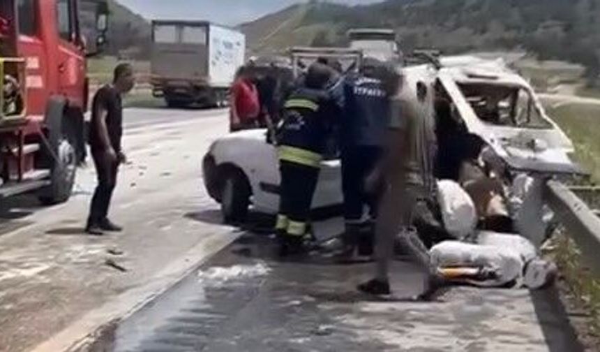 Araç ile Çekici Çarpıştı: 2 Ölü, 2 Yaralı