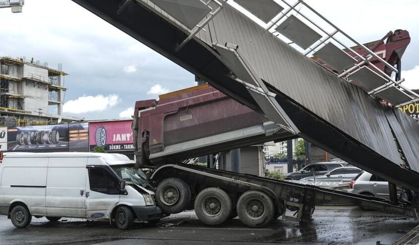 Damperi Açık Tır Üst Geçidi Yıktı: 3 Yaralı