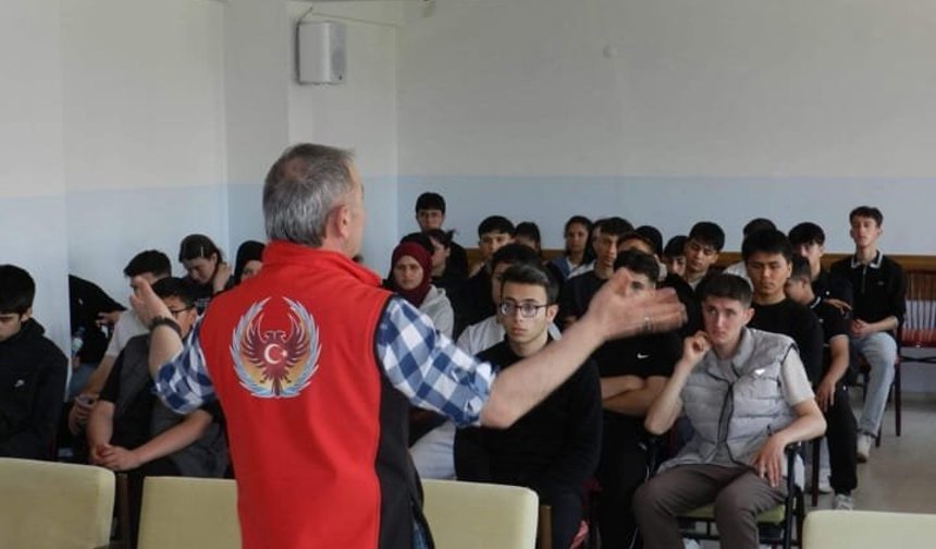 Kırşehir Emniyeti’nden Öğrencilere Terörle Mücadele Eğitimi