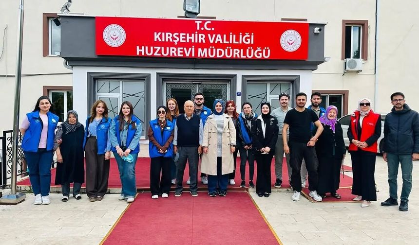 Gençler, büyüklerin gönlüne dokundu