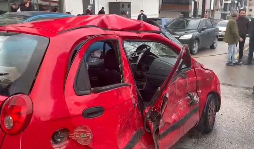 Halk Otobüsü ile Otomobil Çarpıştı: 5 Yaralı