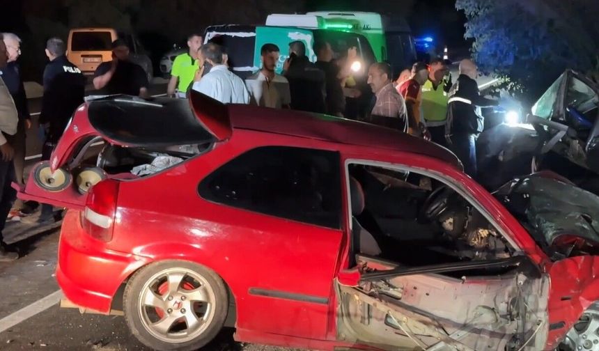 İki Otomobil Çarpıştı: 2 Ölü, 3 Yaralı