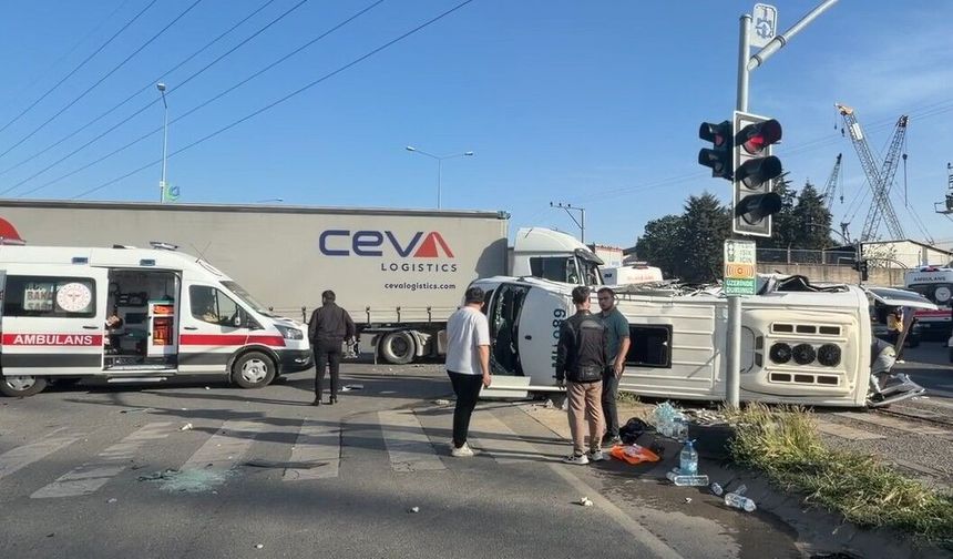 İşçi Servisi ile Tır Çarpıştı: 8 Yaralı