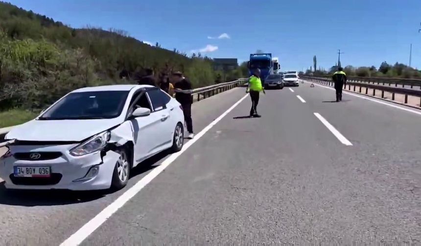 Trafik ekibi kazalı aracı iterek yolu açtı!