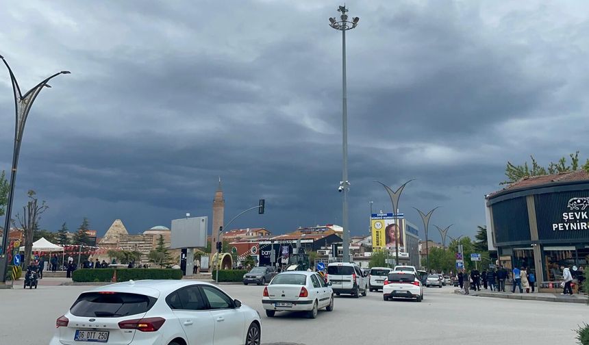 Kırşehir'in üzerinde karabulutlar dolaşıyor